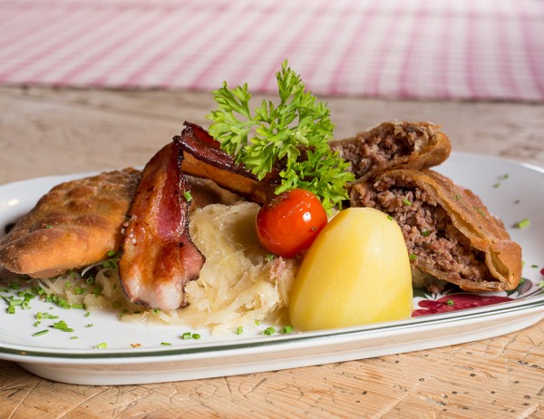 Hausmannskost, Fleischkrapfen und andere köstliche Speisen zum Mitnehmen © CoenWeesjes